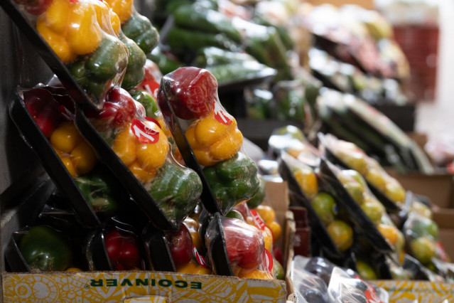 Archivo - Varias frutas expuestas