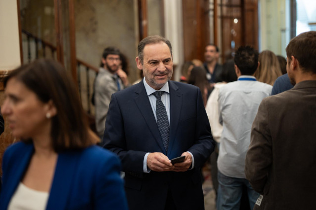 El exministro de Transportes y diputado del Grupo Mixto José Luis Ábalos llega a una sesión plenaria, en el Congreso de los Diputados, a 8 de mayo de 2025, en Madrid (España).