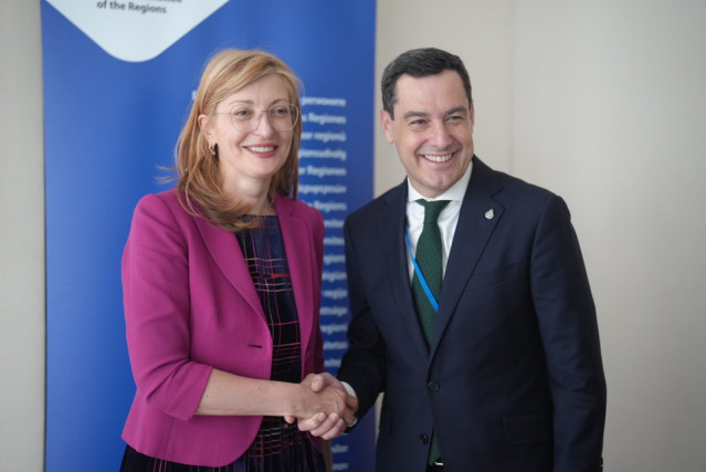 El presidente de la Junta de Andalucía, Juanma Moreno, y la comisaria europea para Startups, Investigación e Innovación, Ekaterina Zaharieva, este miércoles en Bruselas (Bélgica)