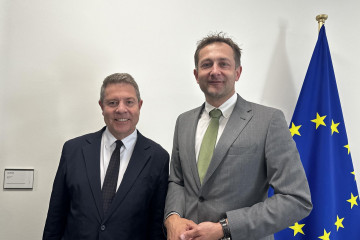El presidente de Castilla-La Mancha, Emiliano García-Page,  con el comisario europeo de Agricultura, Cristophe Hansen.