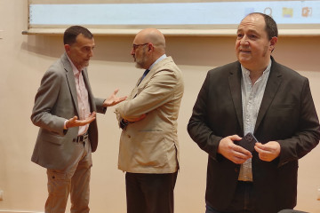 Maíllo (i) habla con el decano de la Facultad de Derecho de Córdoba, José Albert Márquez, en presencia de Pernando Barrena (d), mientras esperan la llegada al foro de Joan Tardá.