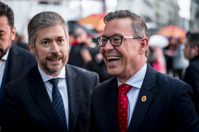 El consejero de Presidencia, Justicia y Administración Local, Miguel Ángel García Martín (i) y el secretario general del PP de Madrid, Alfonso Serrano (d), durante la entrega de las Grandes Cruces de la Orden del Dos de Mayo