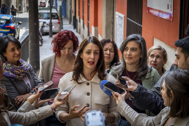 La portavoz de Más Madrid en el Ayuntamiento, Rita Maestre, y su homóloga en la Asamblea, Manuela Bergerot, atienden a los medios de comunicación.
