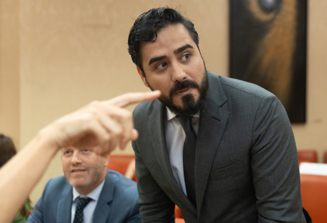 Archivo - El eurodiputado electo Luis 'Alvise' Pérez Fernández, líder de la agrupación Se Acabó la Fiesta (d), en una imagen de archivo