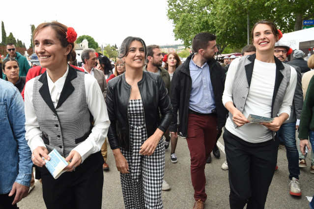 (I-D) La ministra de Sanidad, Mónica García; la portavoz de Más Madrid en la Asamblea, Manuela Bergerot, y la portavoz de Más Madrid en el Ayuntamiento de Madrid, Rita Maestre, en la pradera de San Isidro, a 15 de mayo de 2025, en Madrid (España). La ciud