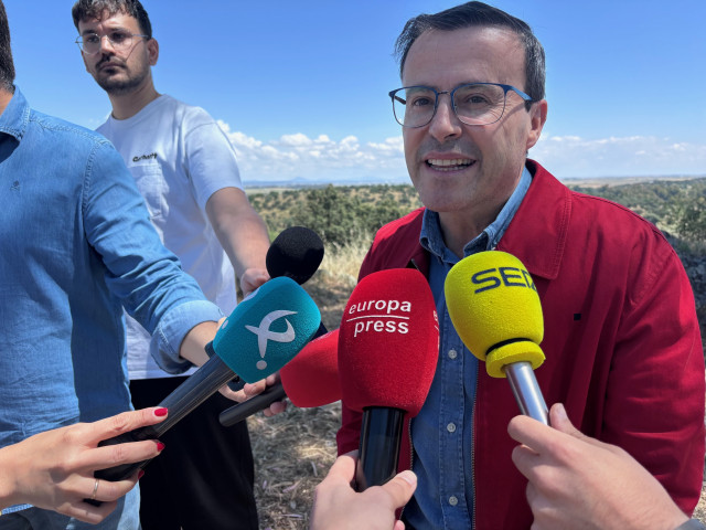 El secretario general del PSOE de Extremadura, Miguel Ángel Gallardo, atiende a los medios de comunicación