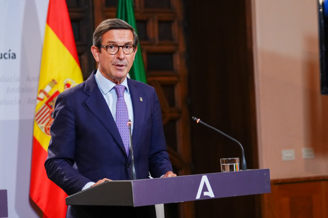 El consejero de Política Industrial y Energía Jorge Paradela Gutiérrez interviene en la rueda de prensa posterior al Consejo de Gobierno. A 14 de mayo de 2025, en Sevilla (Andalucía, España).