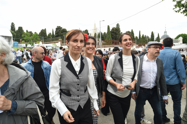 (I-D) La ministra de Sanidad, Mónica García; la portavoz de Más Madrid en la Asamblea, Manuela Bergerot, y la portavoz de Más Madrid en el Ayuntamiento de Madrid, Rita Maestre, en la pradera de San Isidro, a 15 de mayo de 2025, en Madrid (España).