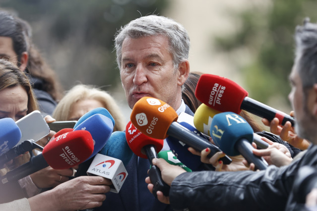 El presidente del PP, Alberto Núñez Feijóo, sale de la Nunciatura Apostólica tras firmar en un libro de condolencias por el fallecimiento del Papa Francisco I, a 22 de abril de 2025, en Madrid (España).