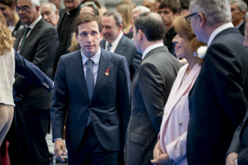 El alcalde de Madrid, José Luis Martínez-Almeida, durante el acto de entrega de las Medallas de Honor con motivo de la festividad de San Isidro, en la Galería de Cristal del Palacio de Cibeles, a 1
