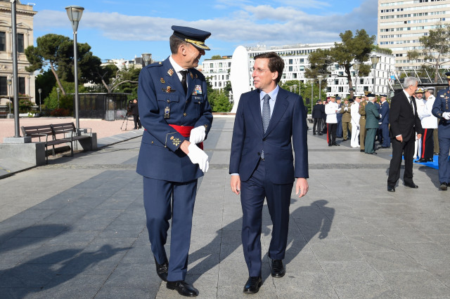 El Jefe de Estado Mayor del Ejército del Aire y del Espacio, general del Aire, Francisco Braco Carbó (i), y el alcalde de Madrid, José Luis Martínez-Almeida (d), en los Jardines del Descubrimiento de la plaza de Colón, a 15 de mayo de 2025, en Madrid.