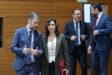 Archivo - La presidenta de la Comunidad de Madrid, Isabel Díaz Ayuso, y el secretario general del PP de Madrid, Alfonso Serrano, coinciden en la Asamblea de Madrid, a 20 de febrero de 2025, en Madrid