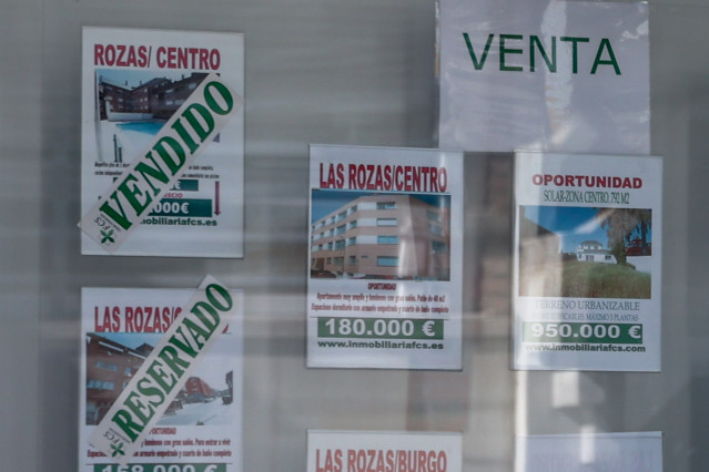 Archivo - Escaparate de anuncios de viviendas en una inmobiliaria