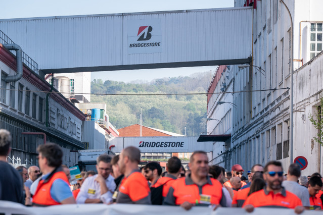 Archivo - Decenas de personas durante la manifestación de la plantilla de Bridgestone en la jornada de huelga por el ERE, a 8 de abril de 2025, en Basauri, Vizcaya, País Vasco (España).