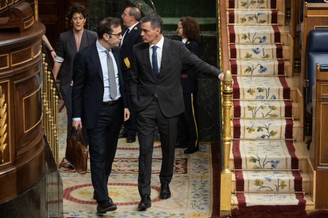 El ministro de Economía, Carlos Cuerpo (i) y el presidente del Gobierno, Pedro Sánchez (d), llegan a una sesión plenaria, en el Congreso de los Diputados, a 8 de mayo de 2025, en Madrid (España).