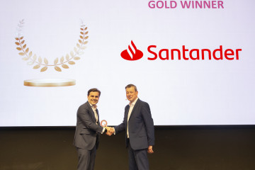 El director global de Empresas de Grupo Santander, Borja Oyarzábal, recoge el premio Qorus al mejor banco del mundo para pymes.