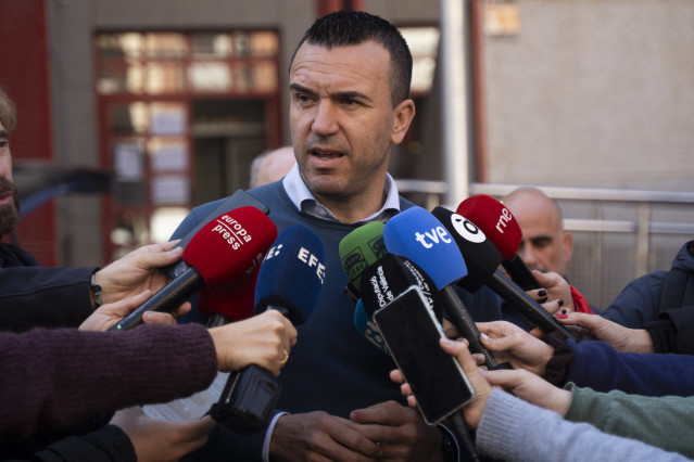 Archivo - El presidente de la Diputación de València, Vicente Mompó, informa a los medios