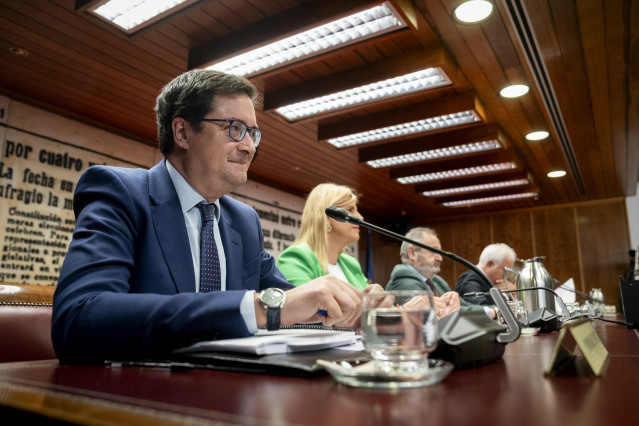El ministro para la Transformación Digital y de la Función Pública y expresidente de Paradores de Turismo de España, Óscar López, comparece en la comisión sobre el ‘caso Koldo’, a 16 de mayo de 2025, en Madrid (España).