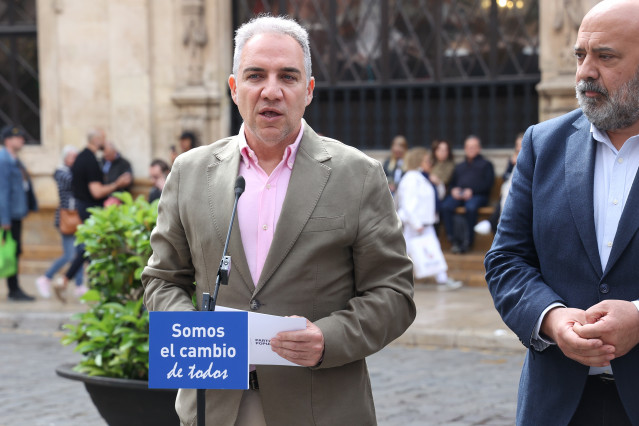 Archivo - El vicesecretario de Coordinación Autonómica y Local del PP, Elías Bendodo (i), en una imagen de archivo.