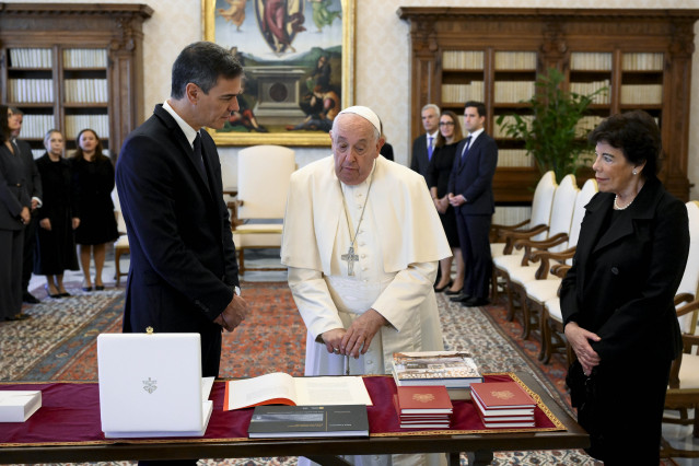 El presidente del Gobierno, Pedro Sánchez, el Papa Francisco y la embajadora española en el Vaticano, Isabel Celaá, durante una audiencia en la Biblioteca Apostólica del Vaticano, a 11 de octubre de 2024, en Ciudad del Vaticano (Foto de archivo).