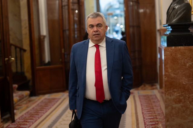 El secretario de Organización del PSOE y diputado, Santos Cerdán, llega a una sesión plenaria, en el Congreso de los Diputados, a 8 de mayo de 2025, en Madrid (España).