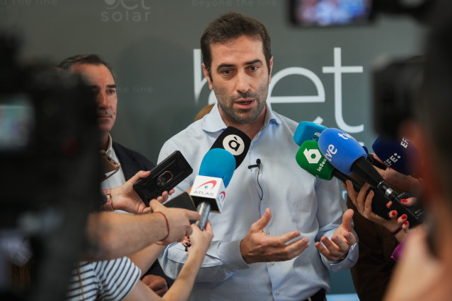 El ministro de Economía, Comercio y Empresa, Carlos Cuerpo, atiende a los medios de comunicación durante su visita a una empresa del polígono de Ribarroja, a 16 de mayo de 2025, en Ribarroja, Valencia, Comunidad Valenciana (España).