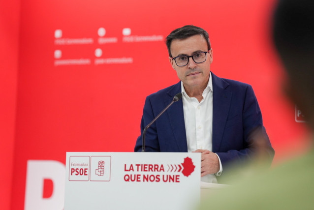 El secretario general del PSOE, Miguel Ángel Gallardo, en rueda de prensa