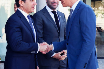 Archivo - El presidente de BBVA, Carlos Torres, y el presidente del Gobierno, Pedro Sánchez, en 'La Vela', sede de BBVA en Madrid.
