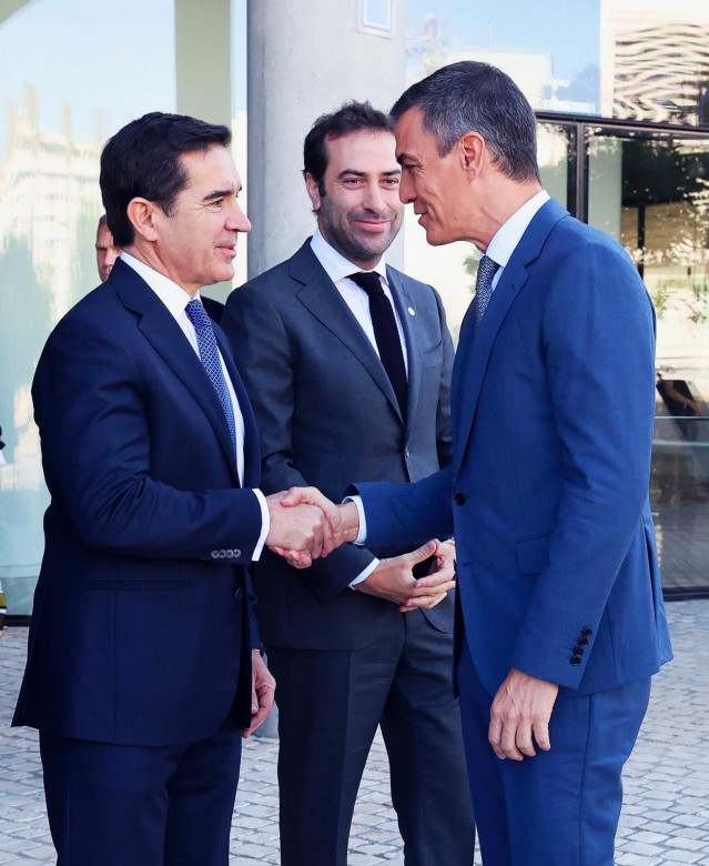 Archivo - El presidente de BBVA, Carlos Torres, y el presidente del Gobierno, Pedro Sánchez, en 'La Vela', sede de BBVA en Madrid.