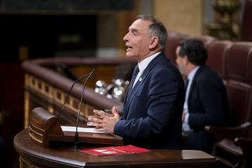 El diputado de Sumar Enrique Santiago durante una sesión plenaria en el Congreso de los Diputados, a 6 de mayo de 2025, en Madrid (España). T