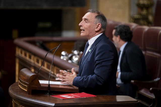 El diputado de Sumar Enrique Santiago durante una sesión plenaria en el Congreso de los Diputados, a 6 de mayo de 2025, en Madrid (España). T