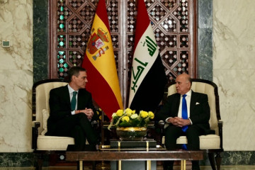 El presidente de España, Pedro Sánchez, y el ministro de Exteriores de Irak, Fuad Hussein, durante su reunión en Bagdad (Irak) previa a la cumbre de la Liga de Estados Árabes