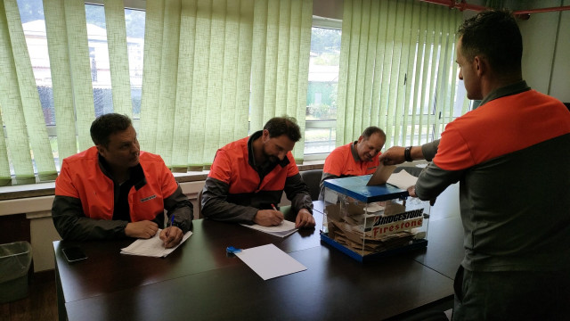 Votación del ERE en la planta de Puente San Miguel