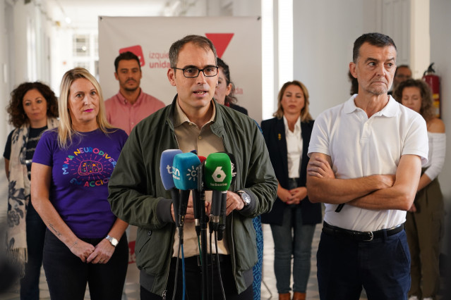 Archivo - El coordinador general de IU Andalucía y diputado de Sumar en el Congreso, Toni Valero, atiende a los medios de comunicación durante un encuentro con AMPAS de centros educativos públicos. (Foto de archivo).