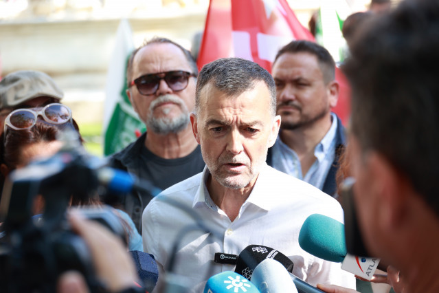 El coordinador federal de IU, Antonio Maíllo, atiende a los medios de comunicación.