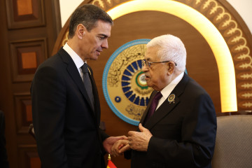 El presidente del Gobierno, Pedro Sánchez (i), se reúne con el presidente del Estado de Palestina, Mahmud Abás (d), durante la XXXIV cumbre de la Liga de Estados Árabes, a 17 de mayo de 2025, en B