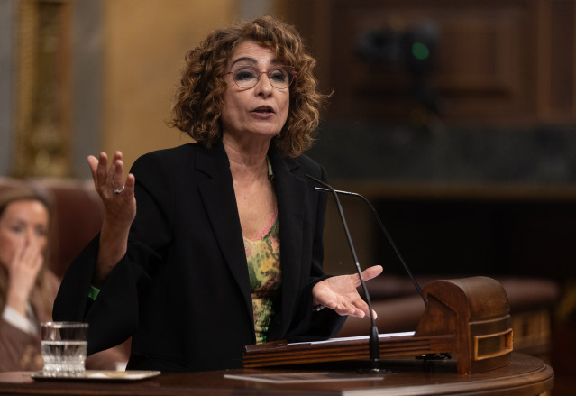 Archivo - La vicepresidenta primera y ministra de Hacienda, María Jesús Montero, interviene durante una sesión plenaria en el Congreso de los Diputados.