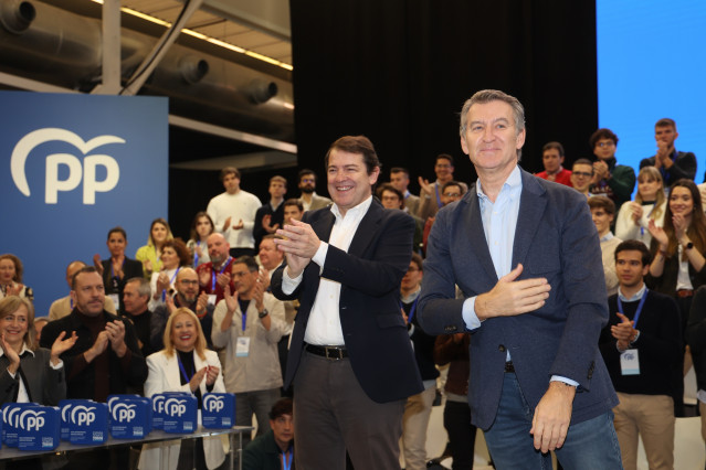 Archivo - El presidente del PP de Castilla y León y presidente de la Junta de Castilla y León, Alfonso Fernández Mañueco (i), y el presidente del Partido Popular, Alberto Núñez Feijóo (d), durante la clausura de la XXVII Intermunicipal del PP.