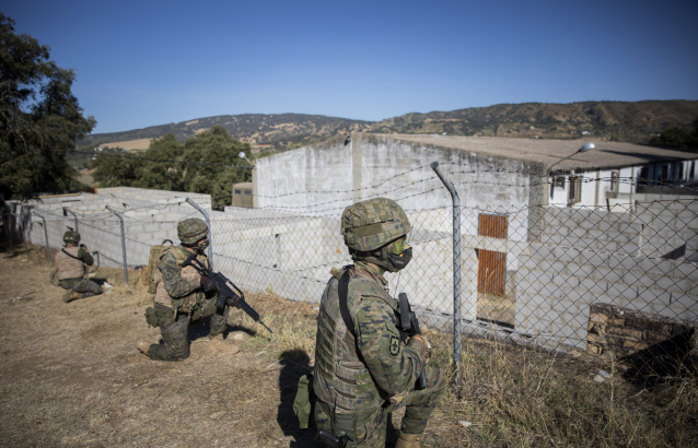 Archivo - Soldados de la Legión participan en una maniobra de simulación en Málaga, Andalucía, (España), a 7 de octubre de 2020.