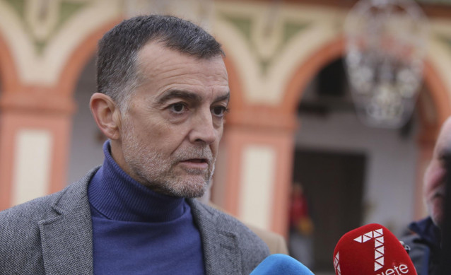 Archivo - El coordinador federal de Izquierda Unida (IU), Antonio Maíllo atiende a los medios de comunicación. A 21 de noviembre de 2024, en Córdoba, Andalucía (España).