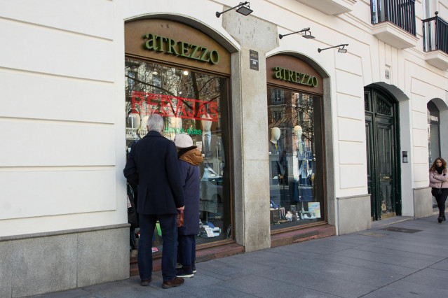 Archivo - Una pareja observa el escaparate de una tienda Atrezzo en el distrito de Salamanca, a 25 de febrero de 2023, en Madrid (España).