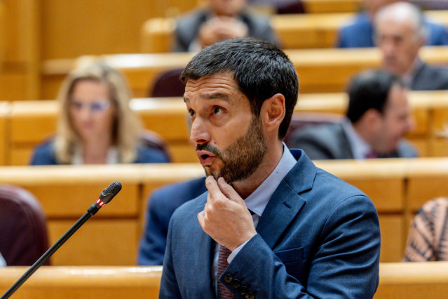 El ministro de Derechos Sociales, Consumo y Agenda 2030, Pablo Bustinduy, interviene durante una sesión de control al Gobierno en el Senado, a 6 de mayo de 2025, en Madrid (España).