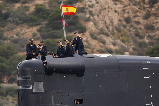 Felipe VI visita el submarino Isaac Peral S-81, disponible ya para actuar al terminar su calificación operativa