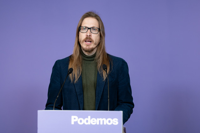Archivo - El secretario de Organización y portavoz de Podemos, Pablo Fernández, ofrece una rueda de prensa, en la sede del partido, a 5 de febrero de 2024, en Madrid (España).