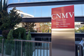 Archivo - Edificio sede de la Comisión Nacional del Mercado de Valores (CNMV) en Madrid. Logo CNMV