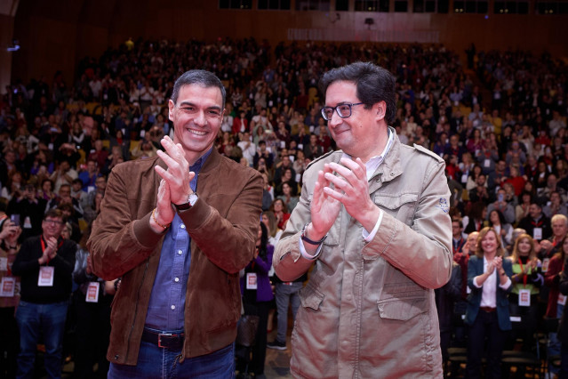 Archivo - El secretario general del PSOE y presidente del Gobierno, Pedro Sánchez (i), y el secretario general del PSOE-M y ministro para la Transformación Digital y de la Función Pública, Óscar López (d), en una imagen de archivo