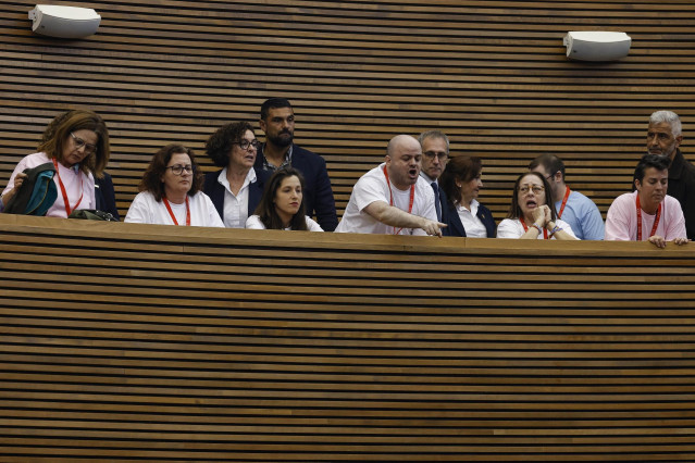 Activistas increpan a los diputados durante una sesión de control en Les Corts
