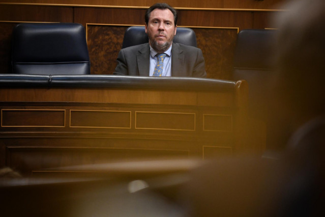 Archivo - El ministro de Transporte y Movilidad Sostenible, Óscar Puente, durante una sesión plenaria en el Congreso de los Diputados, a 10 de abril de 2025, en Madrid (España).