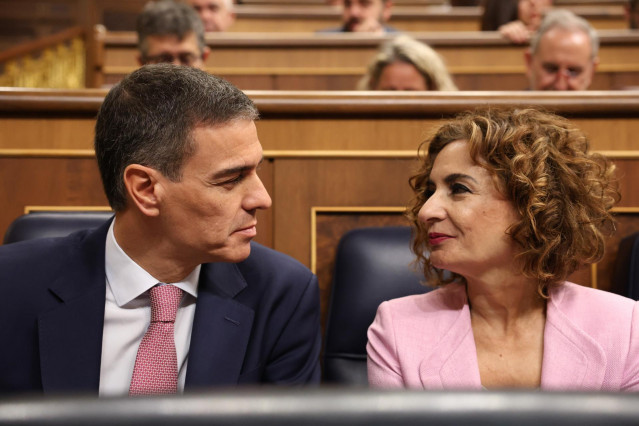 El presidente del Gobierno, Pedro Sánchez y la vicepresidenta primera y ministra de Hacienda, María Jesús Montero