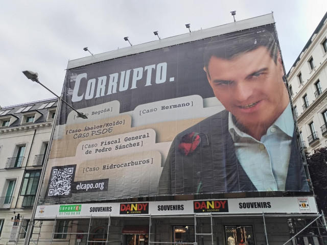 Hazte Oír despliega una lona frente al Congreso con una imagen de Pedro Sánchez acompañado del lema 